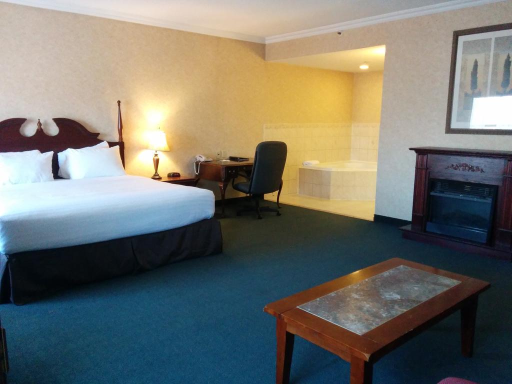 Days Inn By Wyndham Toronto East Lakeview Ngoại thất bức ảnh
