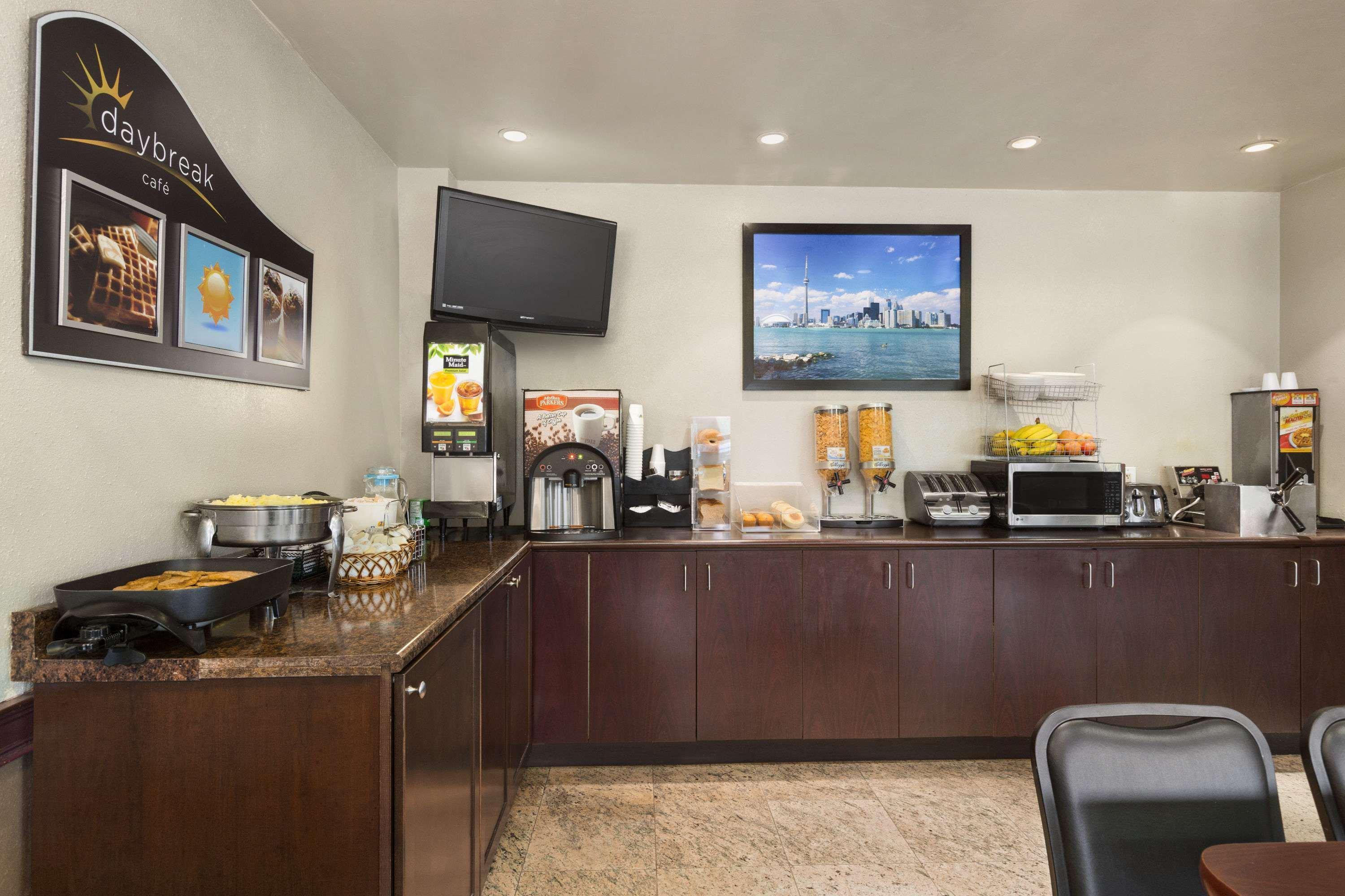Days Inn By Wyndham Toronto East Lakeview Ngoại thất bức ảnh