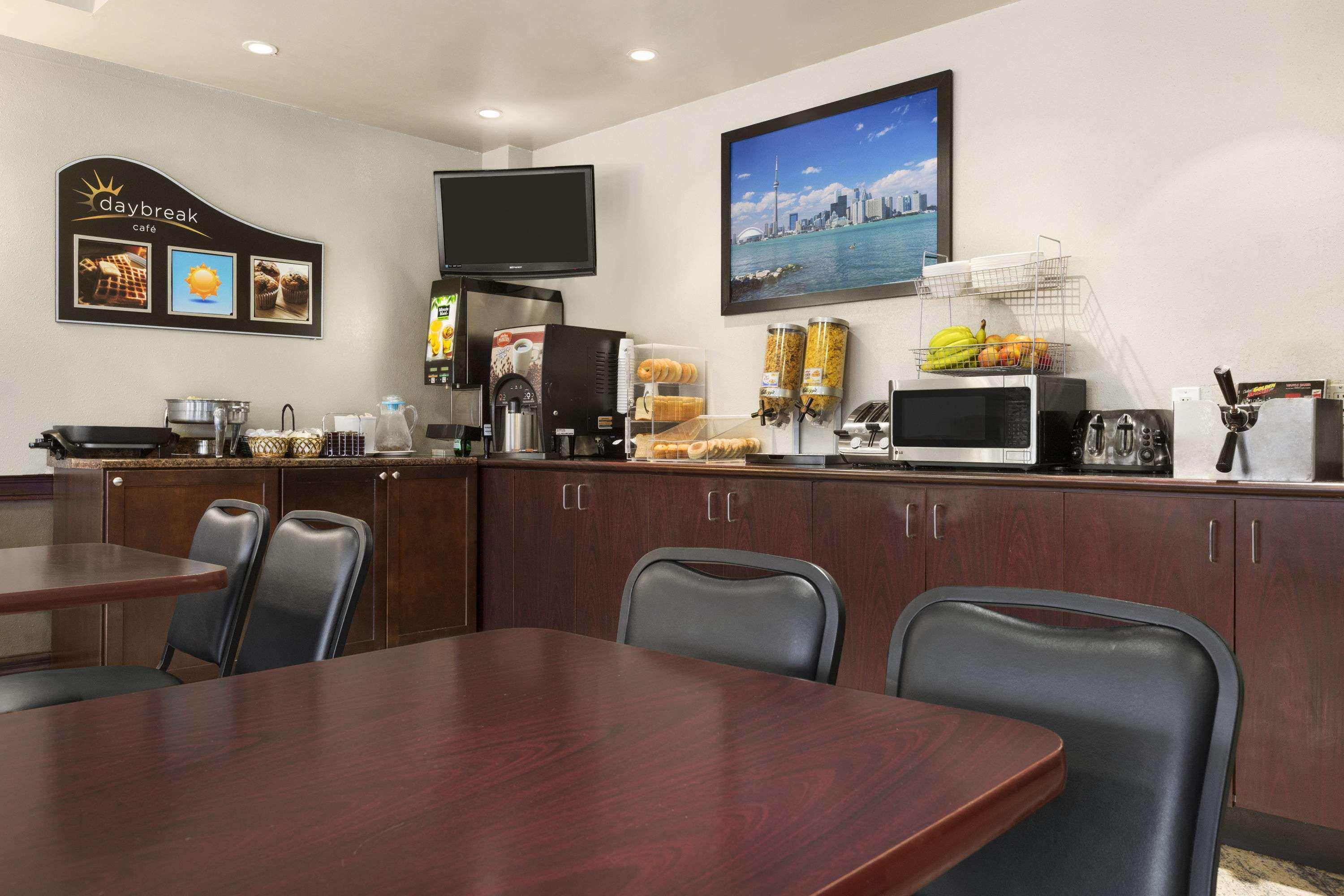 Days Inn By Wyndham Toronto East Lakeview Ngoại thất bức ảnh