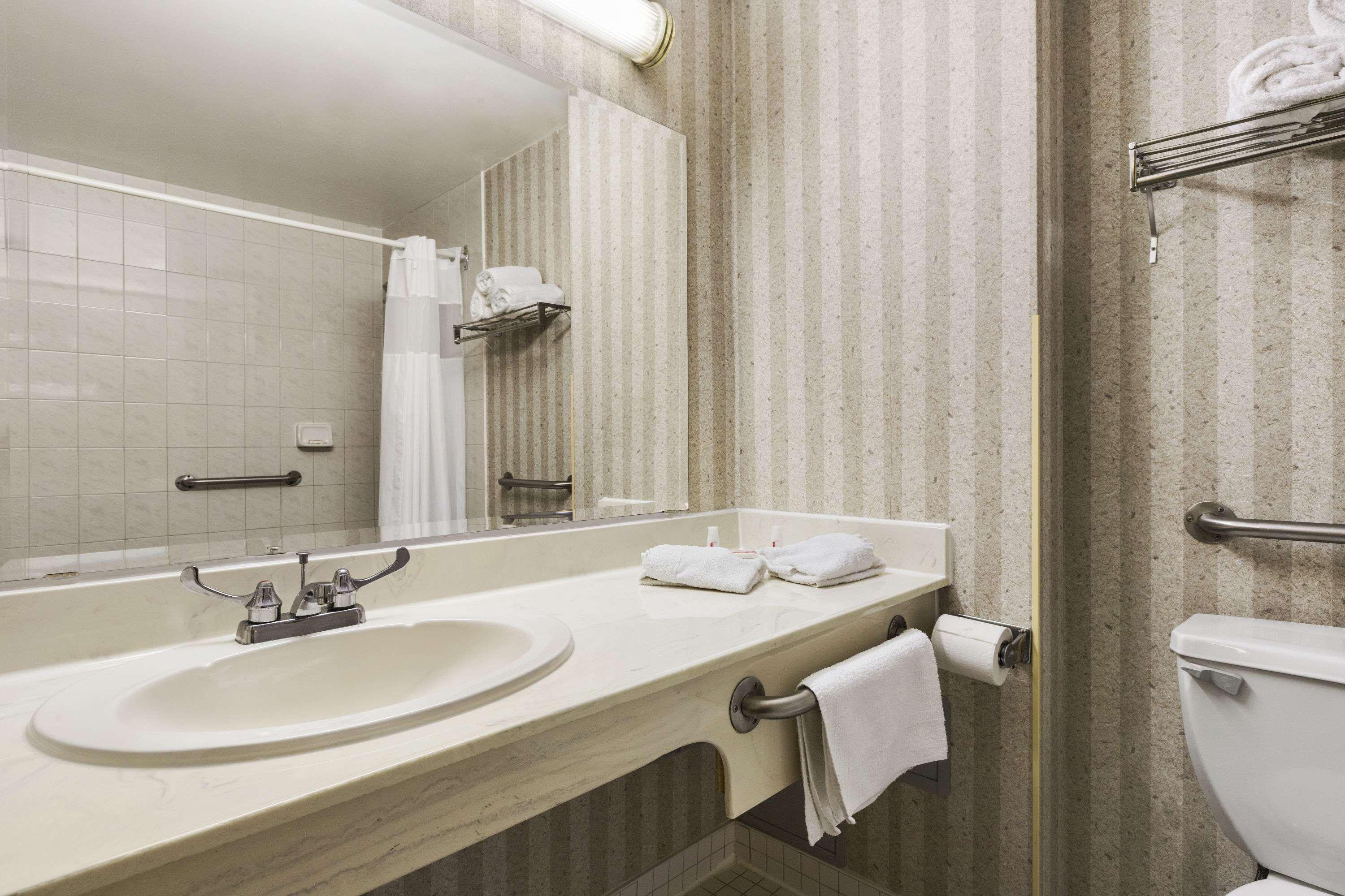 Days Inn By Wyndham Toronto East Lakeview Ngoại thất bức ảnh