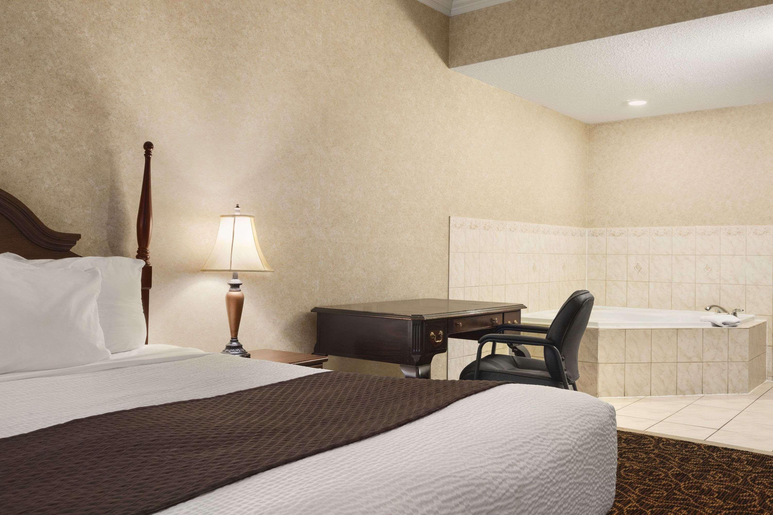 Days Inn By Wyndham Toronto East Lakeview Ngoại thất bức ảnh