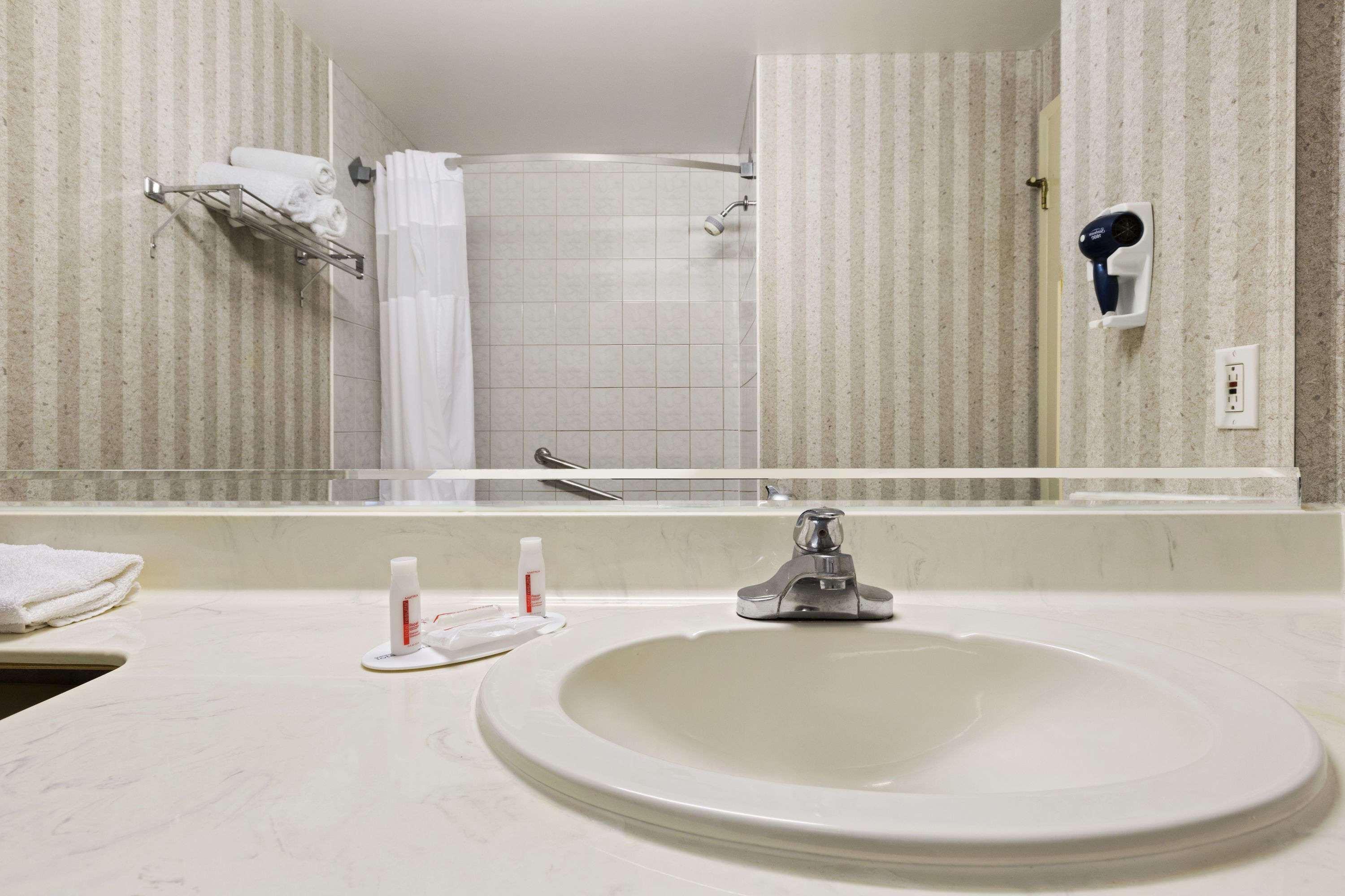 Days Inn By Wyndham Toronto East Lakeview Ngoại thất bức ảnh