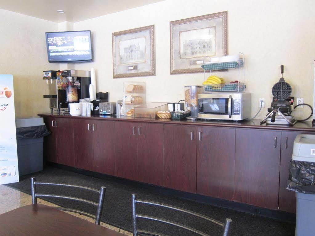 Days Inn By Wyndham Toronto East Lakeview Ngoại thất bức ảnh