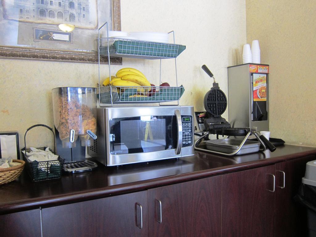Days Inn By Wyndham Toronto East Lakeview Ngoại thất bức ảnh